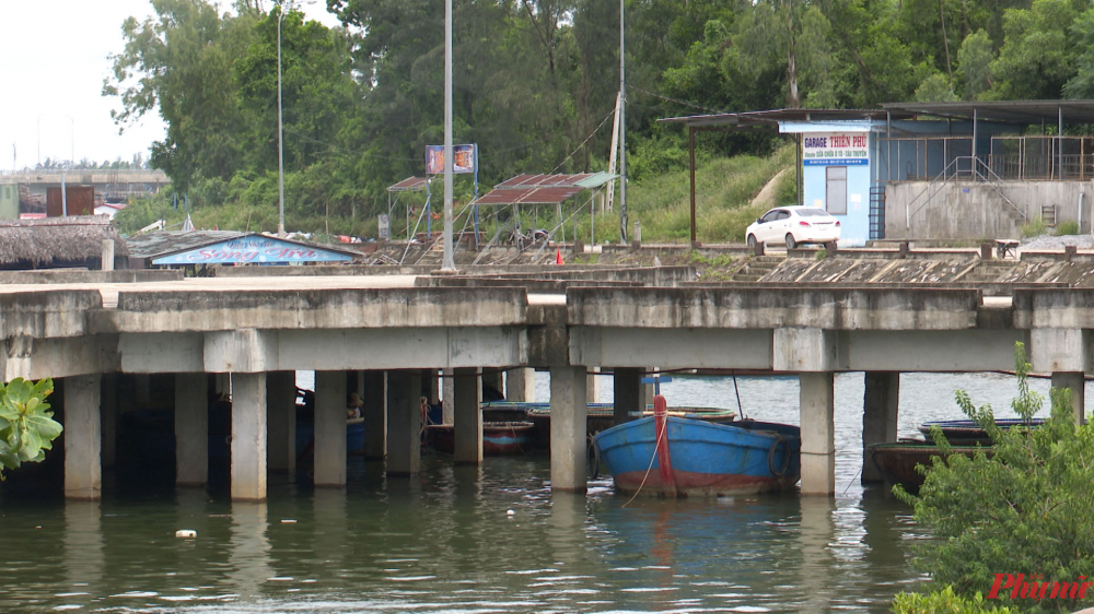 cầu cảng cá sông Trà Bồng hiện tại đang xuống cấp