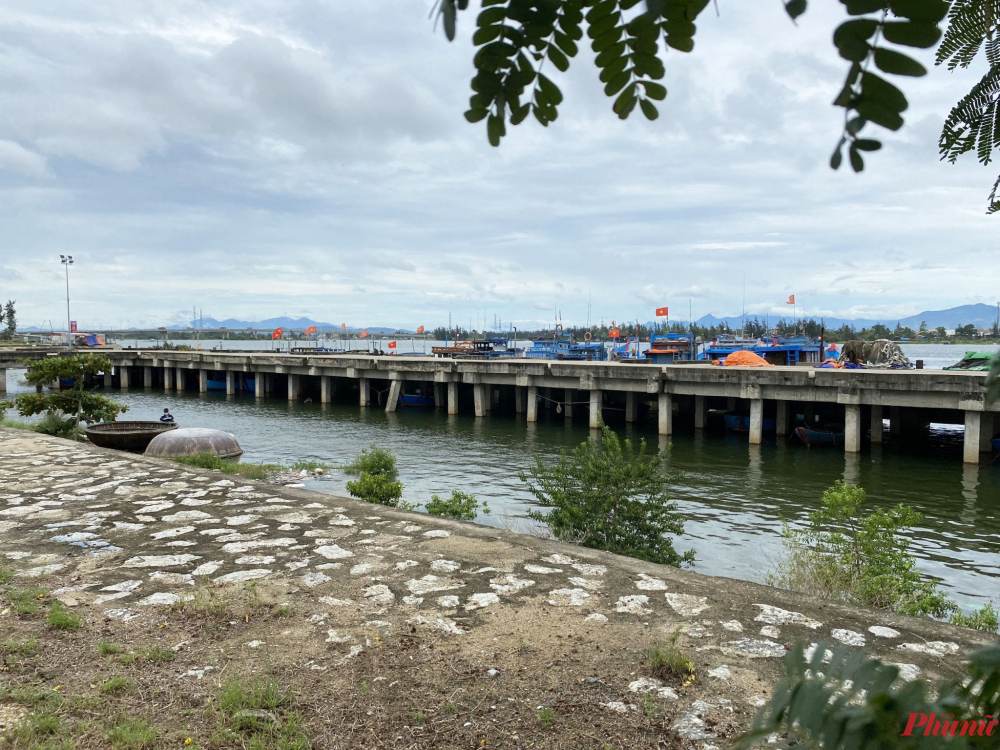 Cầu cảng cá sông Trà Bồng 'đứng bánh' suốt gần 10 năm trời