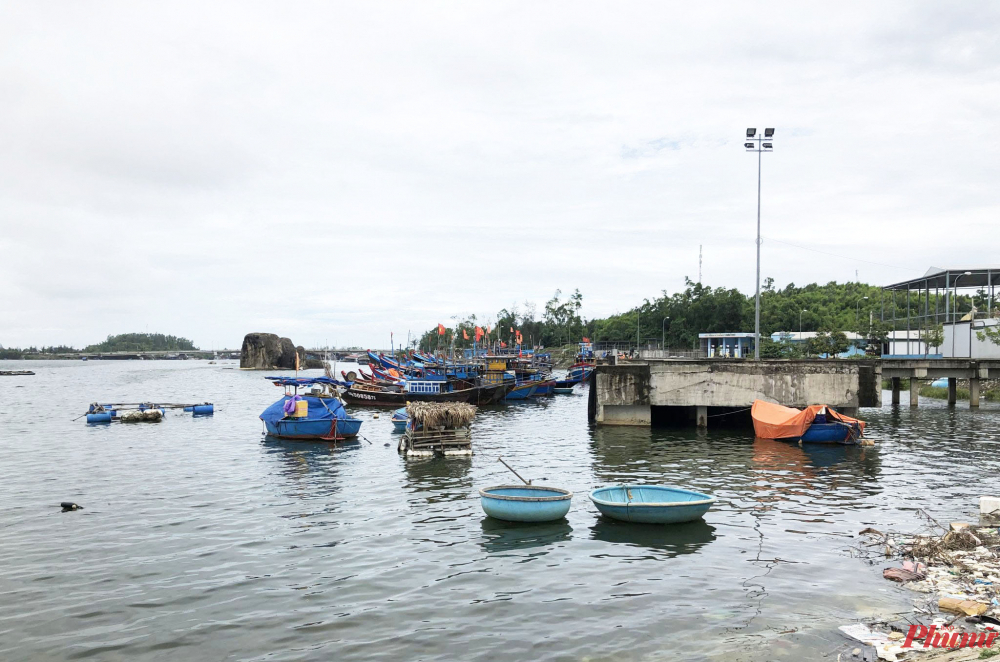 Tại cầu cảng cá sông Trà Bồng chỉ có tàu công suất nhỏ neo đậu