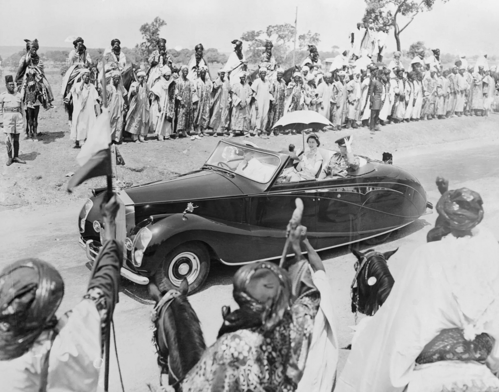 Nữ hoàng trong chuyến công du của hoàng gia ở Nigeria năm 1956