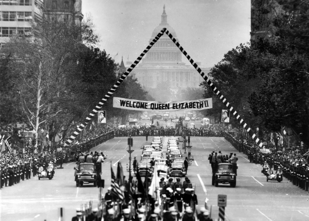 Một đoàn xe đưa Nữ hoàng Elizabeth đi dọc Đại lộ Pennsylvania đến Nhà Trắng ở Washington vào năm 1957, trong chuyến công du đầu tiên của bà tới Mỹ với tư cách là  người giữ ngai vàng Anh