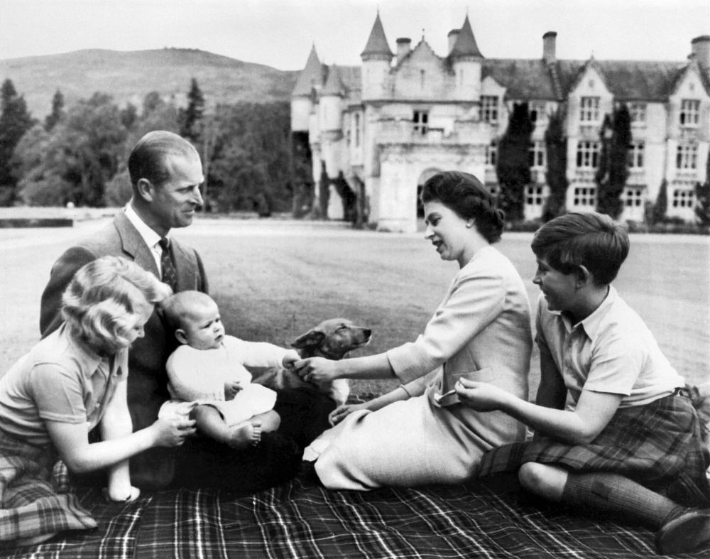Nữ hoàng Elizabeth II và thân vương Philip cùng ba người con của họ - Thái tử Charles, bên phải, Công chúa Anne, bên trái và Hoàng tử Andrew - tại Balmoral vào tháng 9/1960