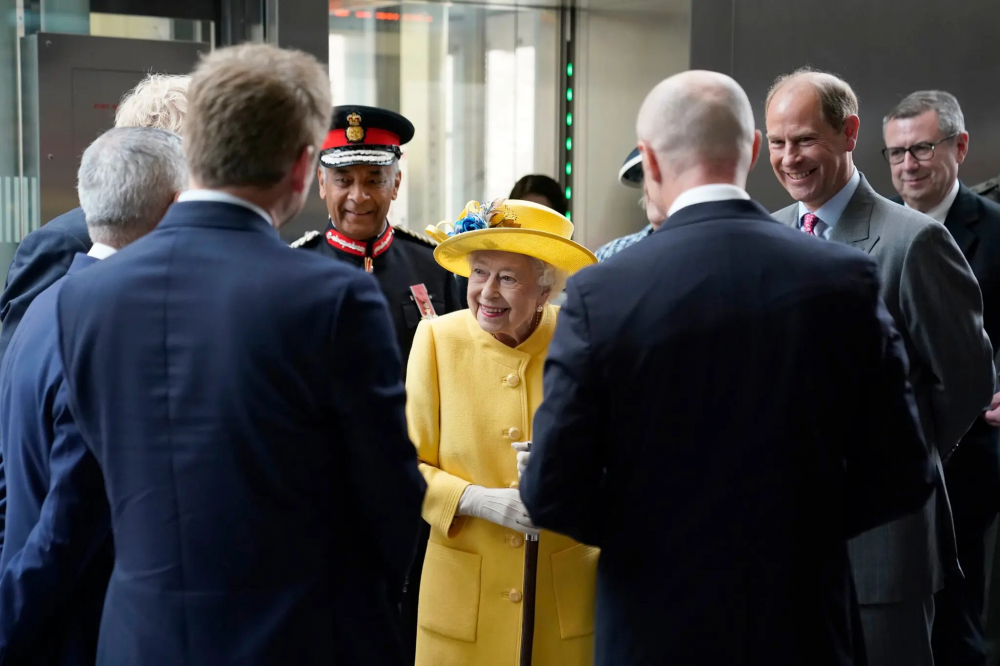 Nữ hoàng gặp gỡ các nhân viên của dự án London’s Crossrail tại Ga Paddington vào tháng Năm sau nhiều tháng vắng mặt tại các sự kiện công cộng vì lý do sức khỏe