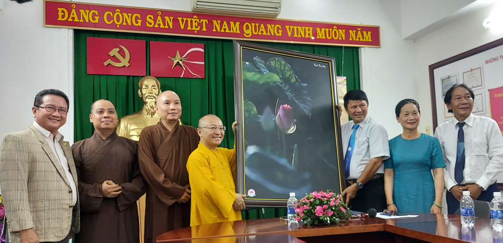 Hội Nhiếp ảnh TPHCM tặng quà Ban Văn hóa Giáo hội Phật giáo Việt Nam TPHCM ghi nhận sự hợp tác thành công 