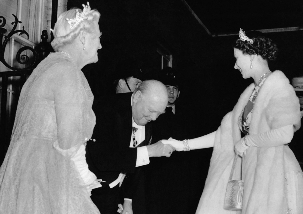 Nữ hoàng tham dự một bữa ăn tối với Winston Churchill và vợ ông, Clementine, tại số 10 phố Downing ở London vào tháng 4/1955