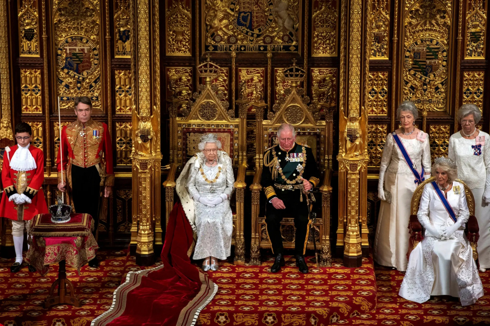 Nữ hoàng Elizabeth với Charles, Hoàng tử xứ Wales, ở giữa bên phải và Camilla, Nữ công tước xứ Cornwall, thứ hai bên phải, tại Lễ Khai mạc Quốc hội tại Hạ viện ở Westminster vào năm 2019