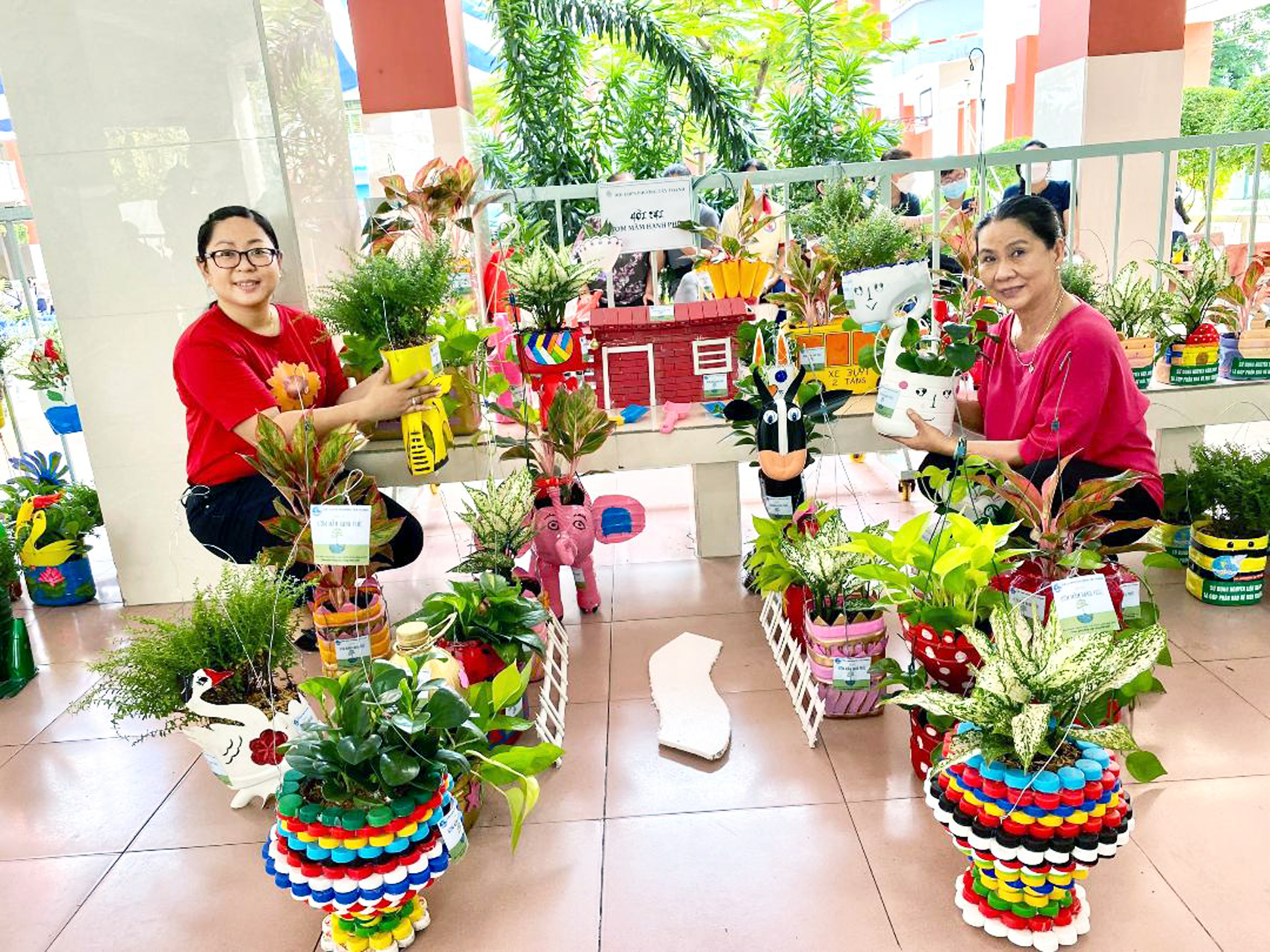 Hội viên phụ nữ P.Tây Thạnh, Q.Tân Phú “tái chế” sản phẩm nhựa dùng một lần thành những sản phẩm hữu ích
