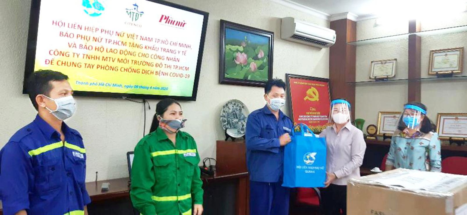 Lãnh đạo Hội LHPN TP.HCM tặng quà cho nữ công nhân vệ sinh Công ty TNHH MTV Môi trường đô thị TP.HCM