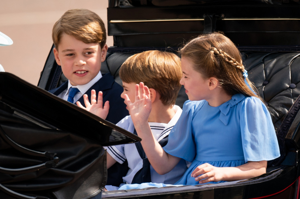 Hoàng tử George, Hoàng tử Louis và Công chúa Charlotte của Anh đi trên xe ngựa trong cuộc diễu hành Trooping the Colour