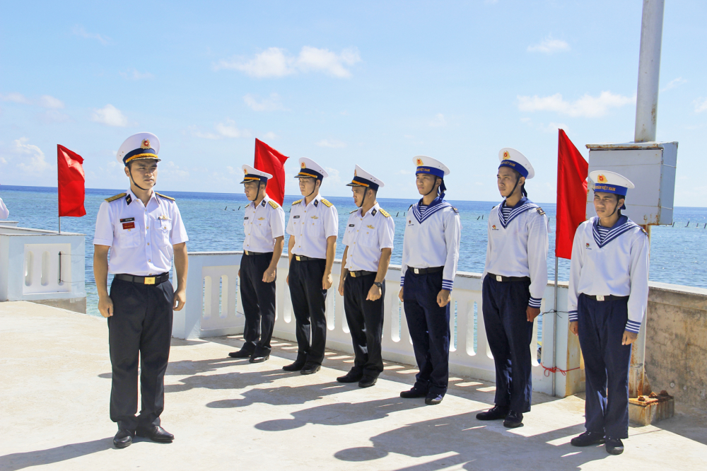 Trung sĩ Lê Ngọc Duy Minh (thứ ba từ phải sang) đang làm nhiệm vụ trên đảo Đá Nam thuộc huyện đảo Trường Sa