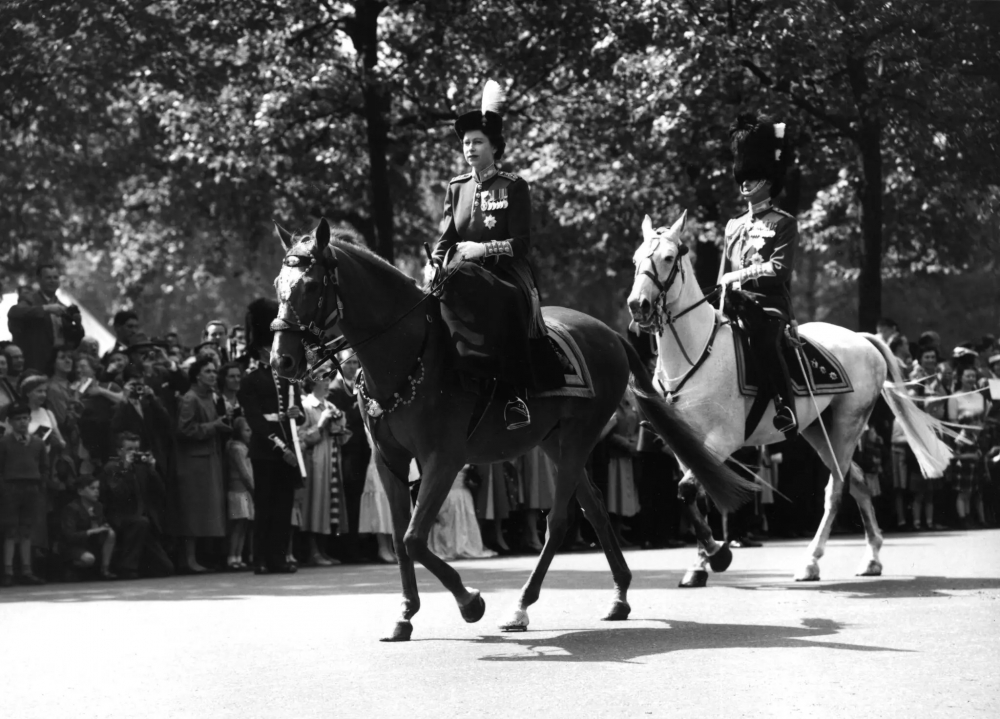 Cưỡi ngựa trước Thân vương Philip, Công tước xứ Edinburgh, Nữ hoàng trên đường đến Cuộc diễu hành của Đội Vệ binh ở London cho buổi lễ Trooping of the Colour vào tháng 5/1956