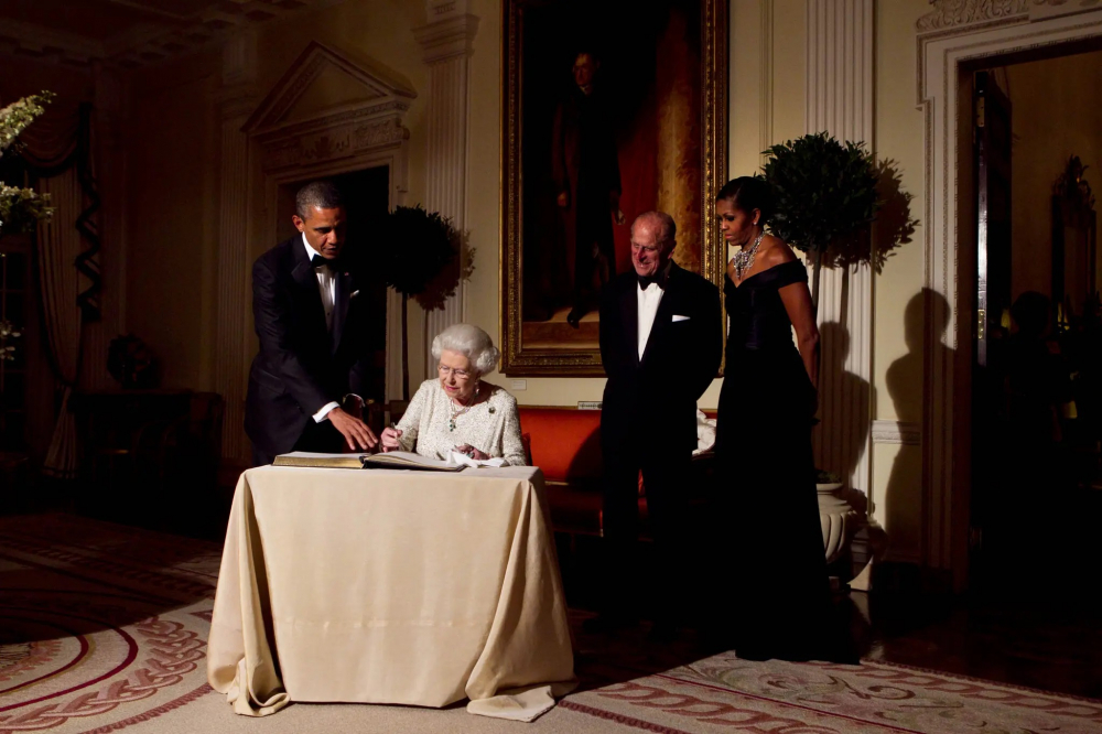 Tổng thống Mỹ Barack Obama và Đệ nhất phu nhân Michelle Obama cùng Nữ hoàng Elizabeth và Thân vương Philip tại Winfield House, dinh thự của đại sứ Mỹ ở London, vào năm 2011