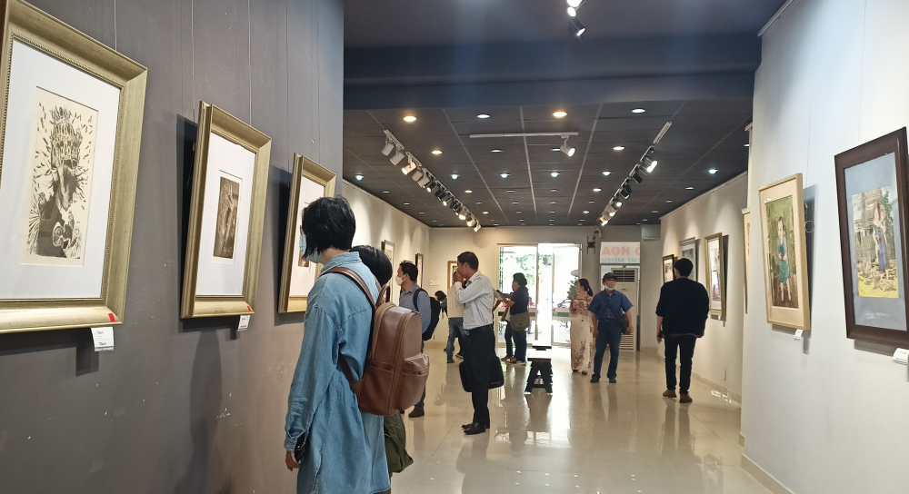 Khách xem Triển lãm đồ họa giao lưu giữa các họa sĩ TPHCM và tỉnh Tây Ninh - Ảnh: Tô Liên.