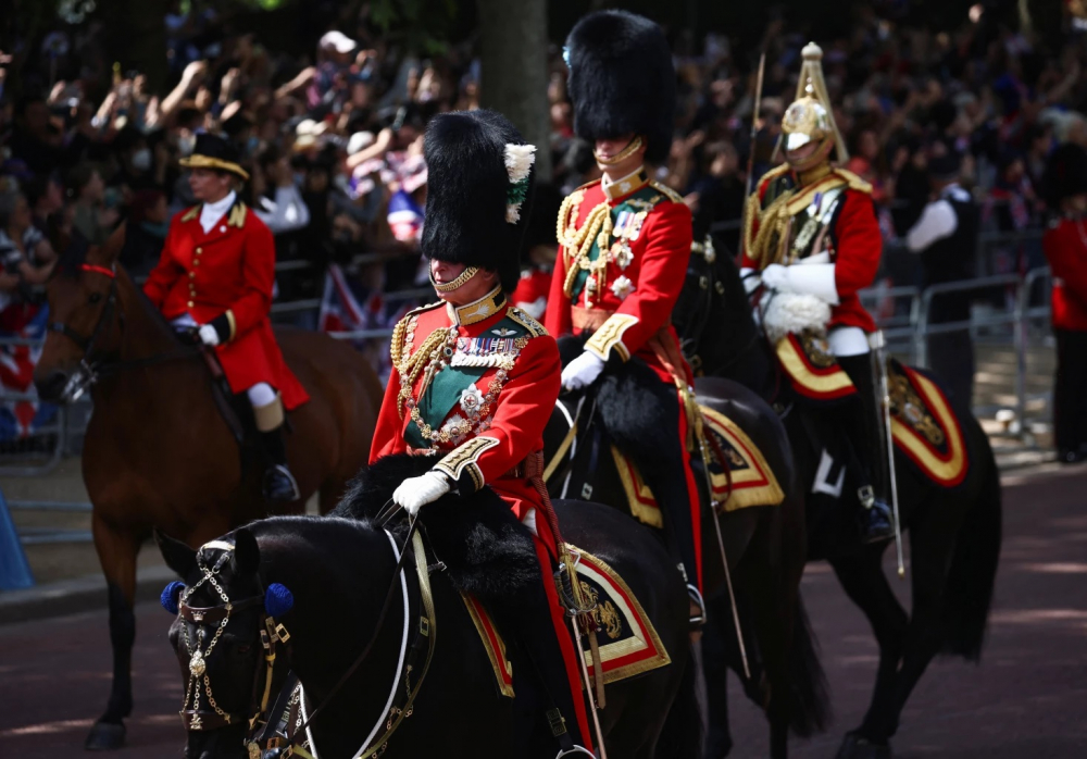 Cuộc diễu hành diễn ra vào ngày đầu tiên của lễ kỷ niệm bốn ngày ở Anh để đánh dấu bảy thập kỷ của Nữ hoàng Elizabeth trên ngai vàng