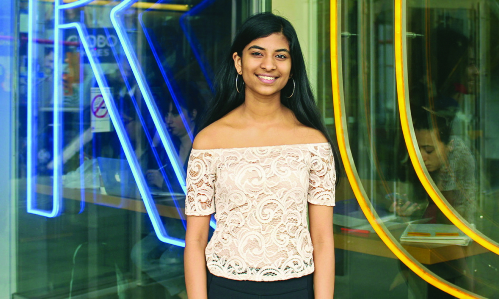 Riya Karumanchi (17 tuổi, Canada) là người sáng lập kiêm CEO của SmartCane, công ty về thiết bị cảm biến hỗ trợ người mù định hướng không gian và điều hướng - ẢNH: RYERSONIAN