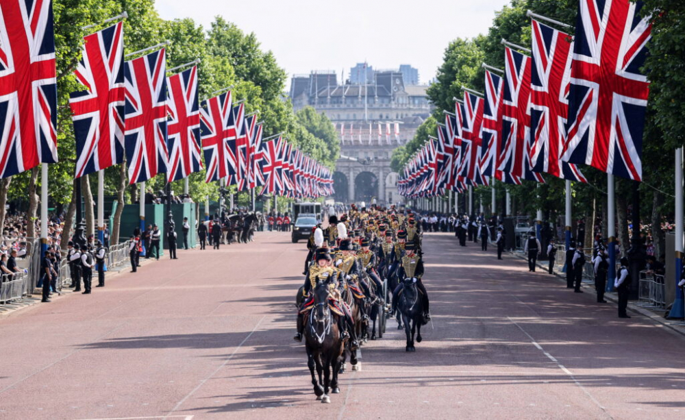 Quân đội của Nhà vua, Pháo binh Ngựa Hoàng gia, đi dọc tuyến đường dẫn đến cung điện ở London, Anh hôm 2/6 trong lễ diễu hành mừng sinh nhật Nữ hoàng