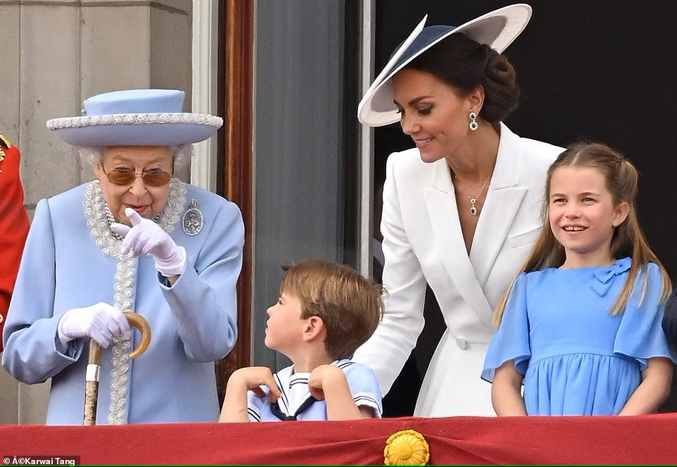 Louis (trong ảnh, giữa) dường như chia sẻ một mối quan hệ đặc biệt với bà cố của mình là Nữ hoàng