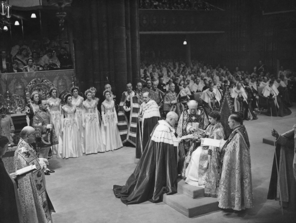 Lễ đăng quang của Nữ hoàng Elizabeth II vào tháng 6/1953, sau cái chết của cha, Vua George VI, vào tháng 2/1952