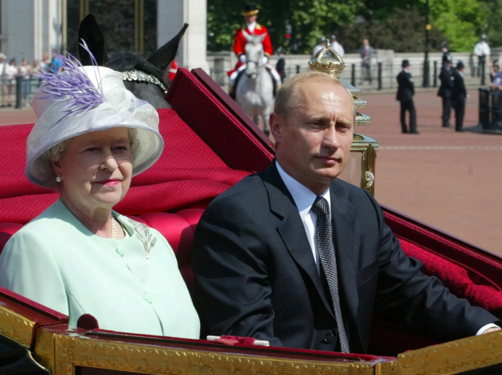 Nữ hoàng Elizabeth cùng Tổng thống Nga Putin trên đường tới Cung điện Buckingham năm 2003