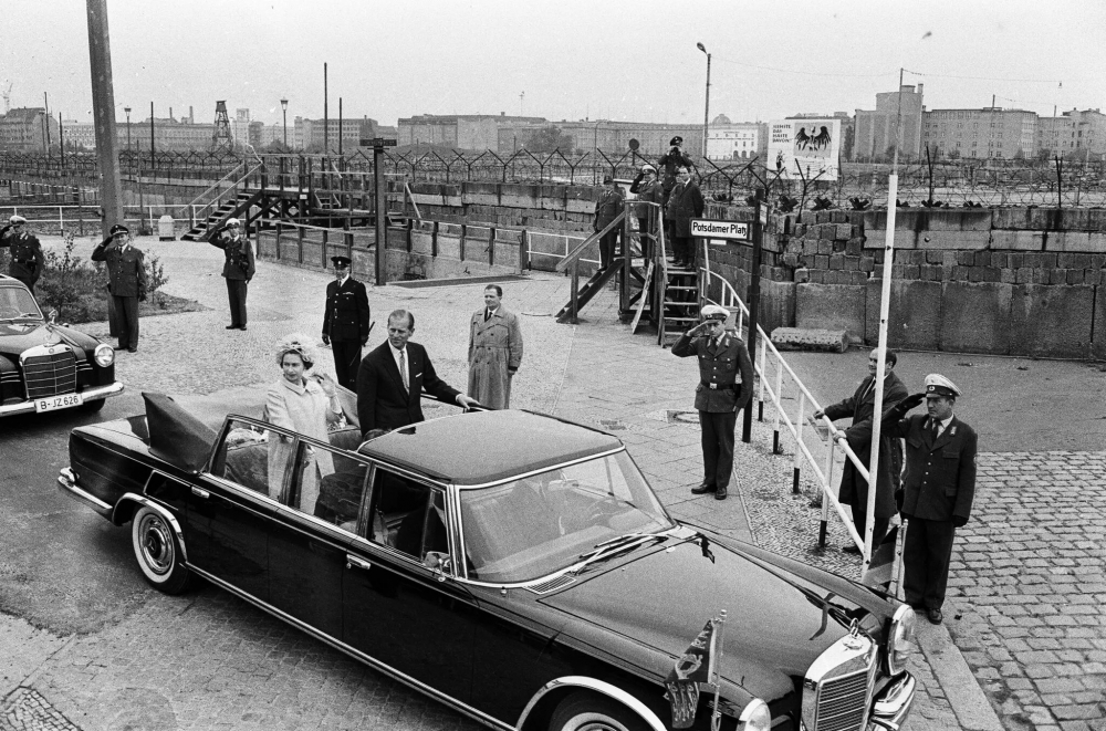 Nữ hoàng Elizabeth II và thân vương Philip tại Bức tường Berlin trong chuyến thăm Tây Đức tháng 5/1965