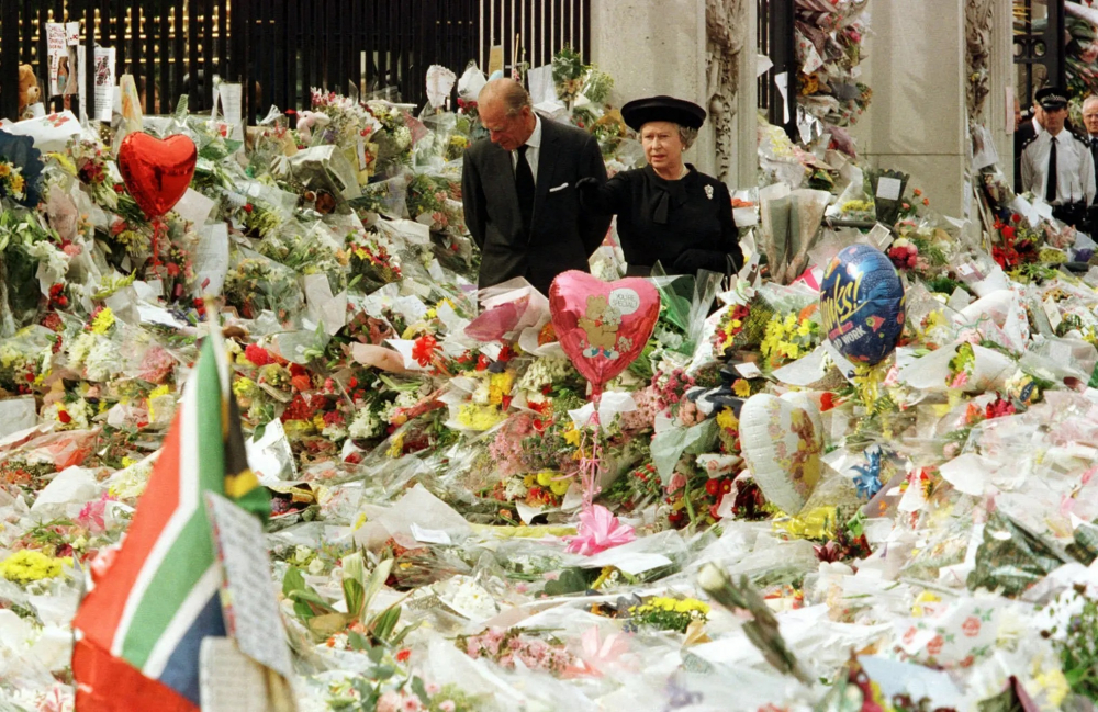Ngắm hoa tưởng niệm và những vật lưu niệm khác dành cho Công nương Diana quá cố, Công nương xứ Wales, tại Cung điện Buckingham vào tháng 9/1997