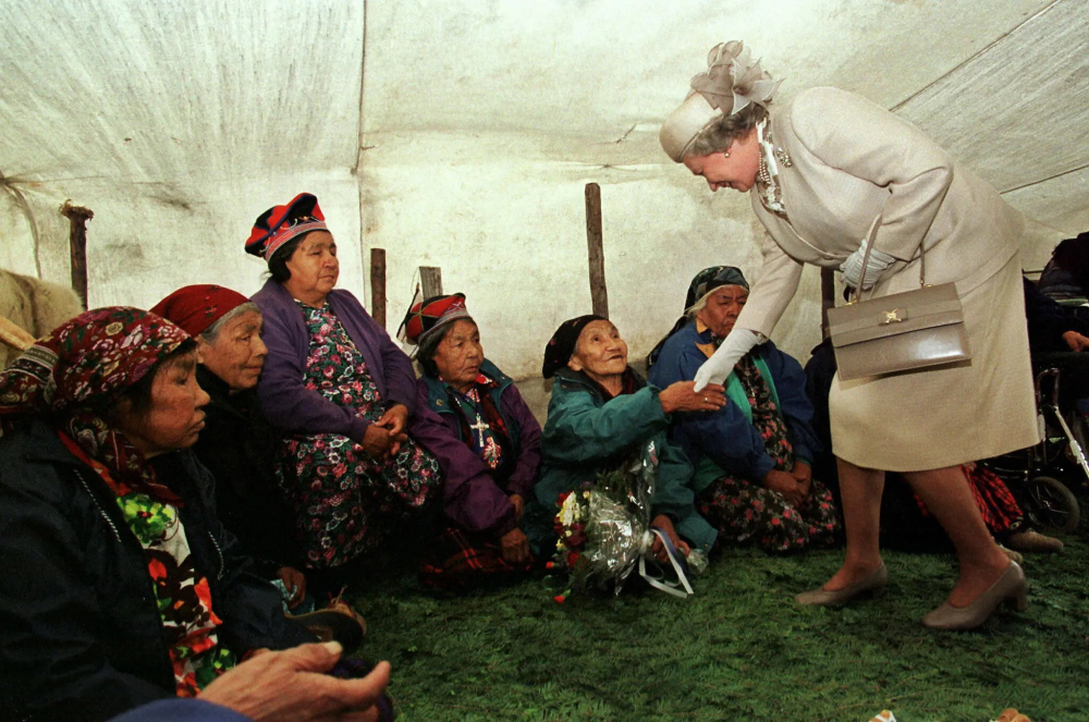 Bắt tay những người phụ nữ Innu khi đến thăm Sheshatshiu ở trung tâm Labrador, Canada, vào tháng 6/1997