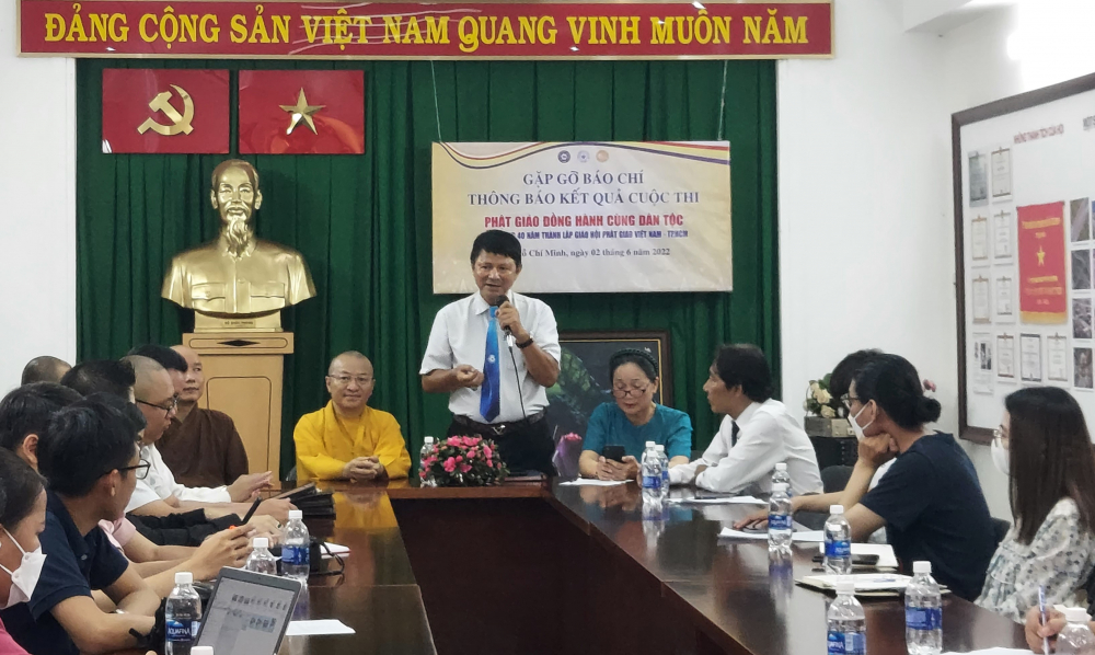 Chủ tịch Hội Nhiếp ảnh TPHCM Đoàn Hoài Trung thông báo kết quả cuộc thi Ảnh nghệ thuật Phật giáo đồng hành cùng dân tộc.