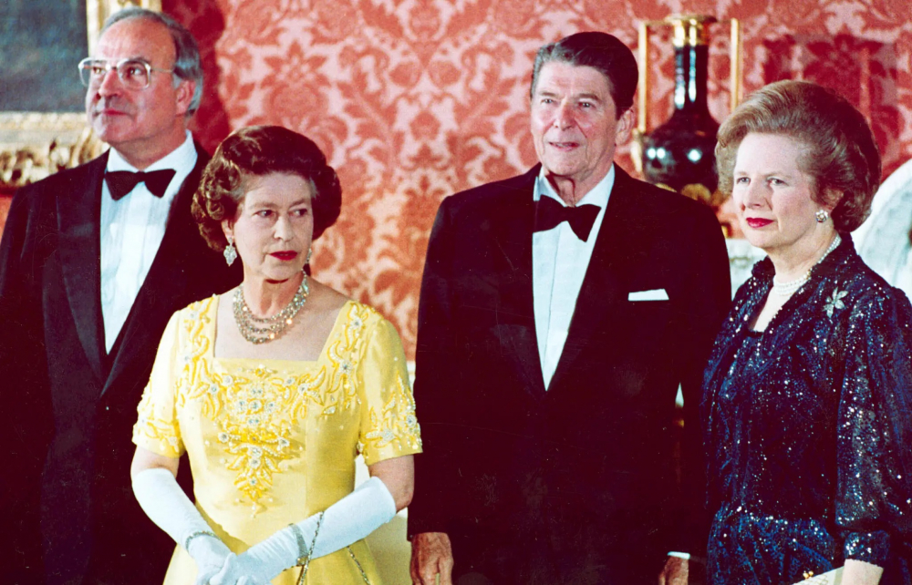 Nữ hoàng Elizabeth II với Thủ tướng Tây Đức Helmut Kohl (trái), Tổng thống Ronald Reagan và Thủ tướng Anh Margaret Thatcher tại Cung điện Buckingham năm 1984