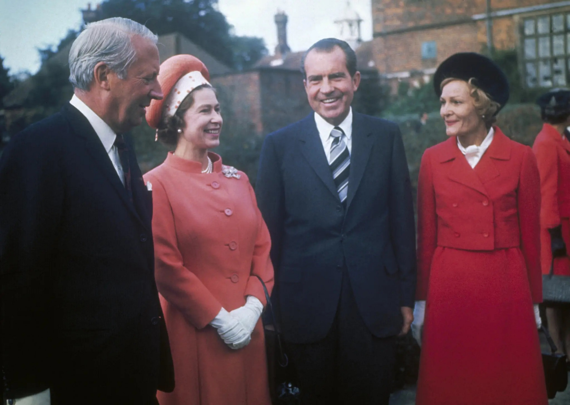 Nữ hoàng Elizabeth với Thủ tướng Edward Heath của Anh (bên trái), Tổng thống Richard Nixon và đệ nhất phu nhân, Patricia Nixon, tại Checkers, nơi ở chính thức của thủ tướng, vào năm 1970