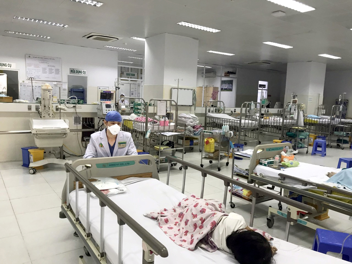 Bác sĩ Lê Quang Mỹ (Bệnh viện Nhi đồng 2 TP.HCM) đang theo dõi một bệnh nhi bị tai nạn va chạm vùng đầu (ảnh bệnh viện cung cấp)