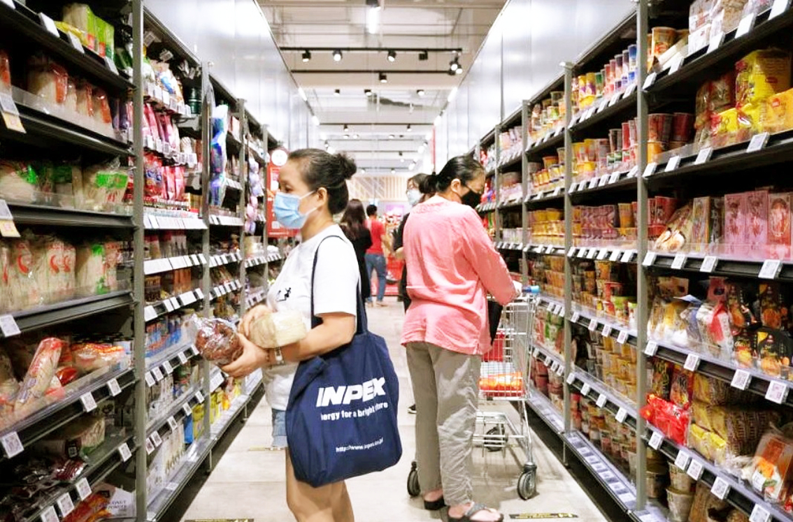 Các quốc gia Đông Nam Á đang thực hiện nhiều biện pháp đối phó với tình trạng lạm phát toàn cầu  (trong ảnh: Người tiêu dùng mua sắm trong một siêu thị ở Singapore) - ẢNH: STRAITS TIMES