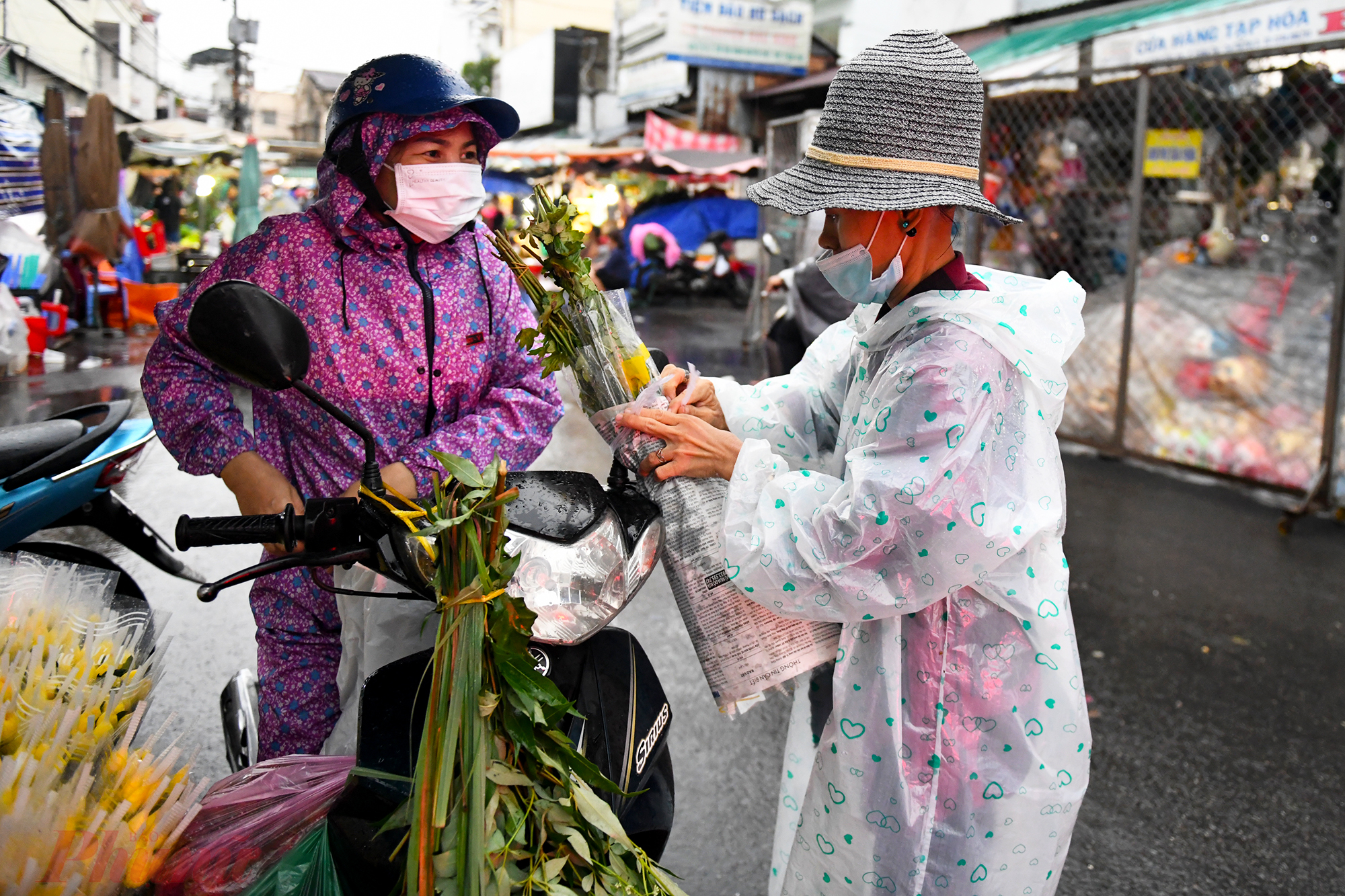 Nắm lá xông, hoa cúng là những thứ không thể thiếu trong ngày Tết Đoan Ngọ. Các tiểu thương ở chợ thường nhập hàng từ miền Tây lên, bán với giá khoảng 10 nghìn đồng/bó. 