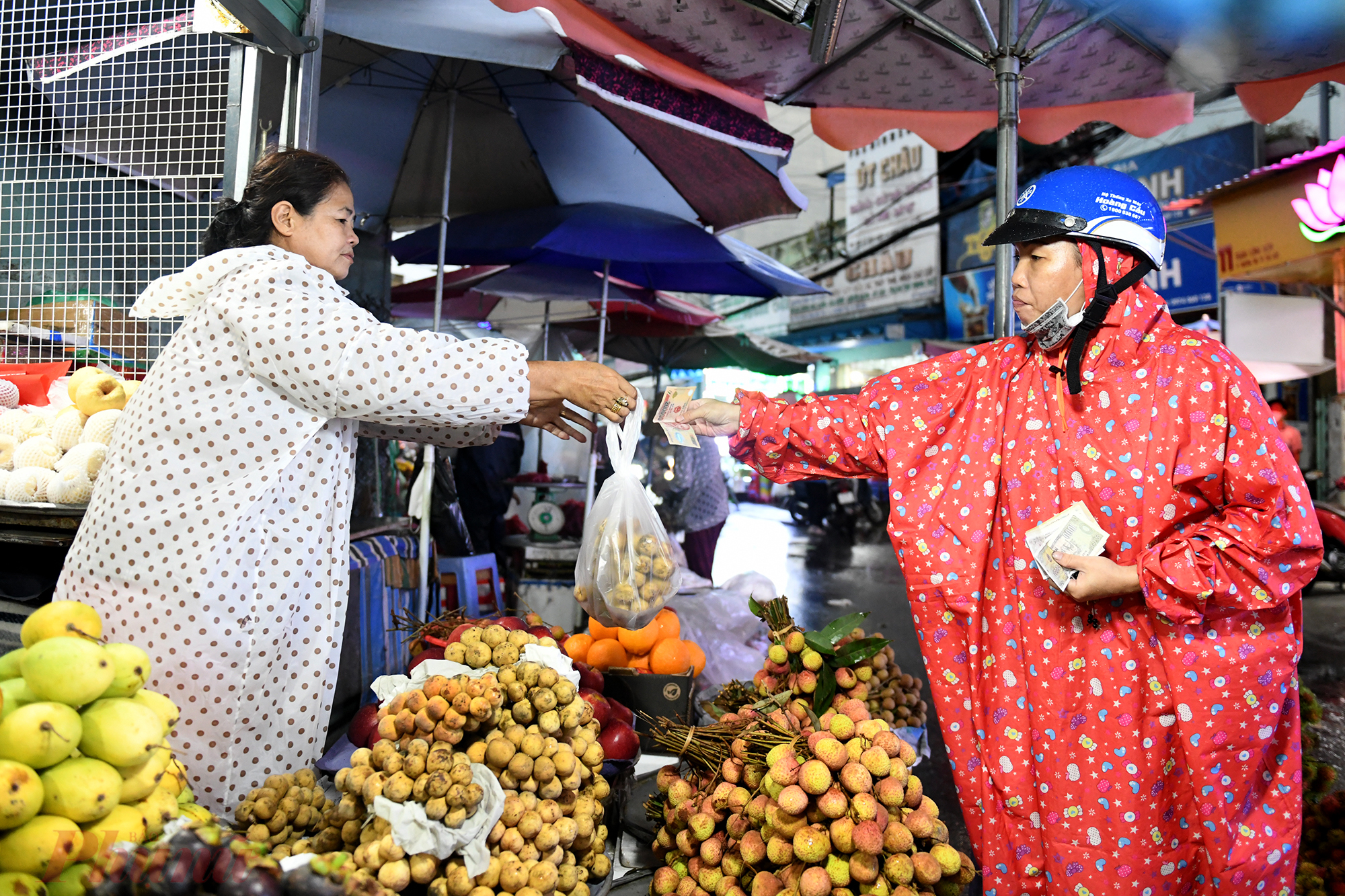 Những loại trái cây có vị chua như mận, xoài, chôm chôm là mặt hàng bán chạy nhất trong dịp này, vì theo quan niệm của người xưa, sau khi các loài sâu bọ trong cơ thể bị cơm rượu nếp làm cho say, nếu tiếp tục ăn các loại trái cây có vị chua sẽ khiến chúng chết nhanh hơn. Tết Đoan Ngọ còn được dân gian gọi là 'Tết giết sâu bọ' vì trong giai đoạn chuyển mùa, chuyển tiết, dịch bệnh dễ phát sinh. 