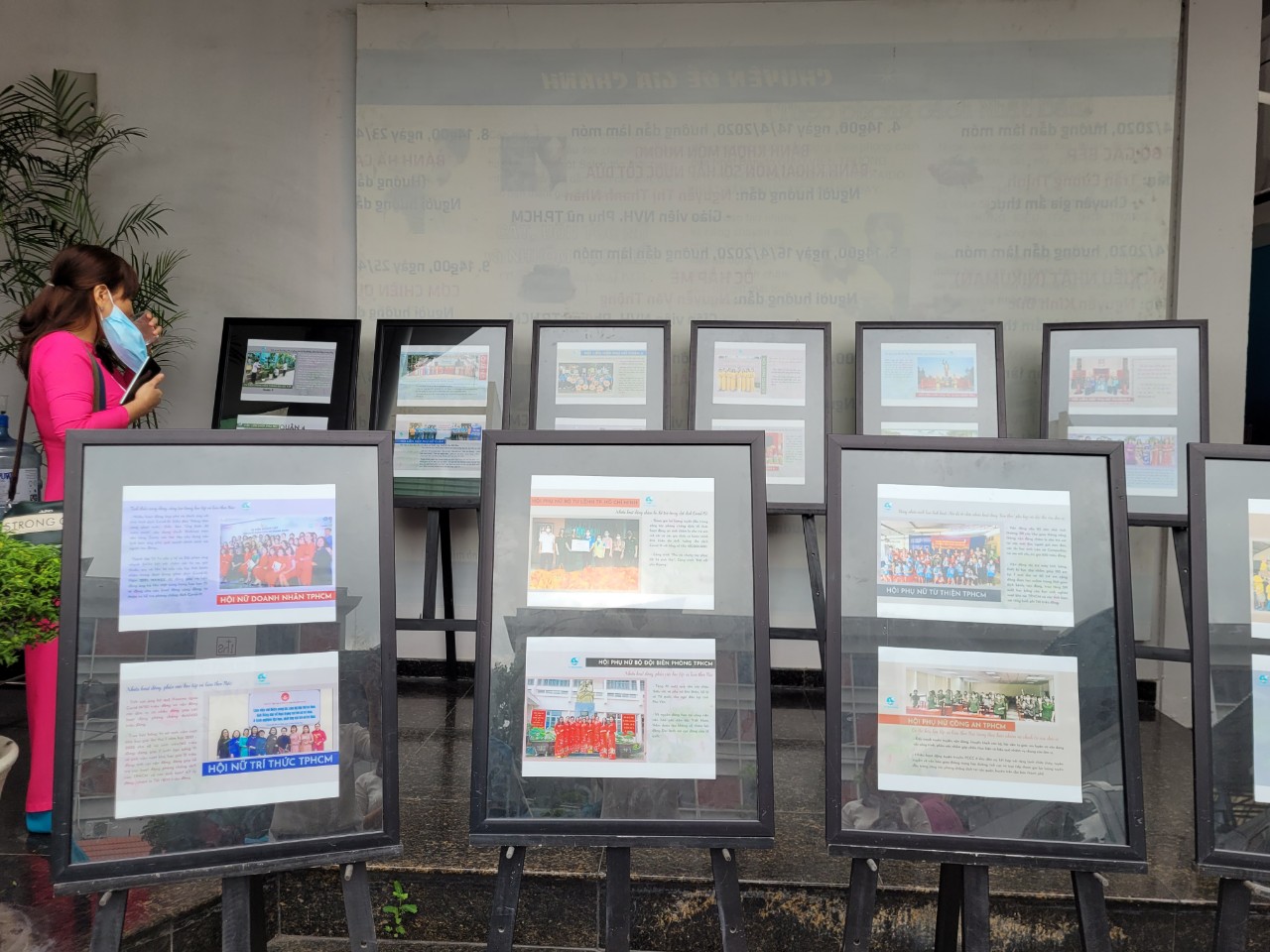 Khu vực trưng bày hình ảnh các gương điển hình trong học tập và làm theo tư tưởng, đạo đức, phong cách Hồ Chí Minh năm 2022 của Hội LHPN TP.HCM. 