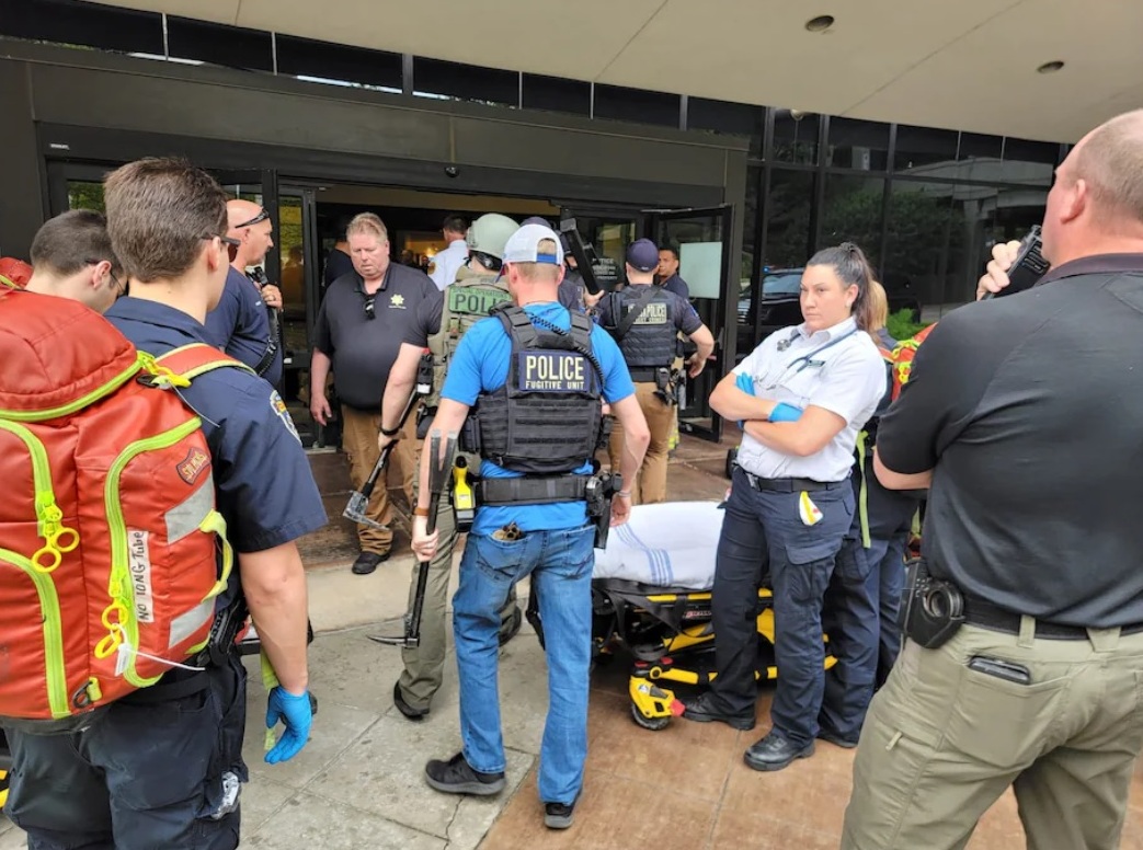 Nhân viên cấp cứu làm việc tại hiện trường vụ xả súng tại một trung tâm y tế ở Tulsa vào thứ Tư, ngày 1/6