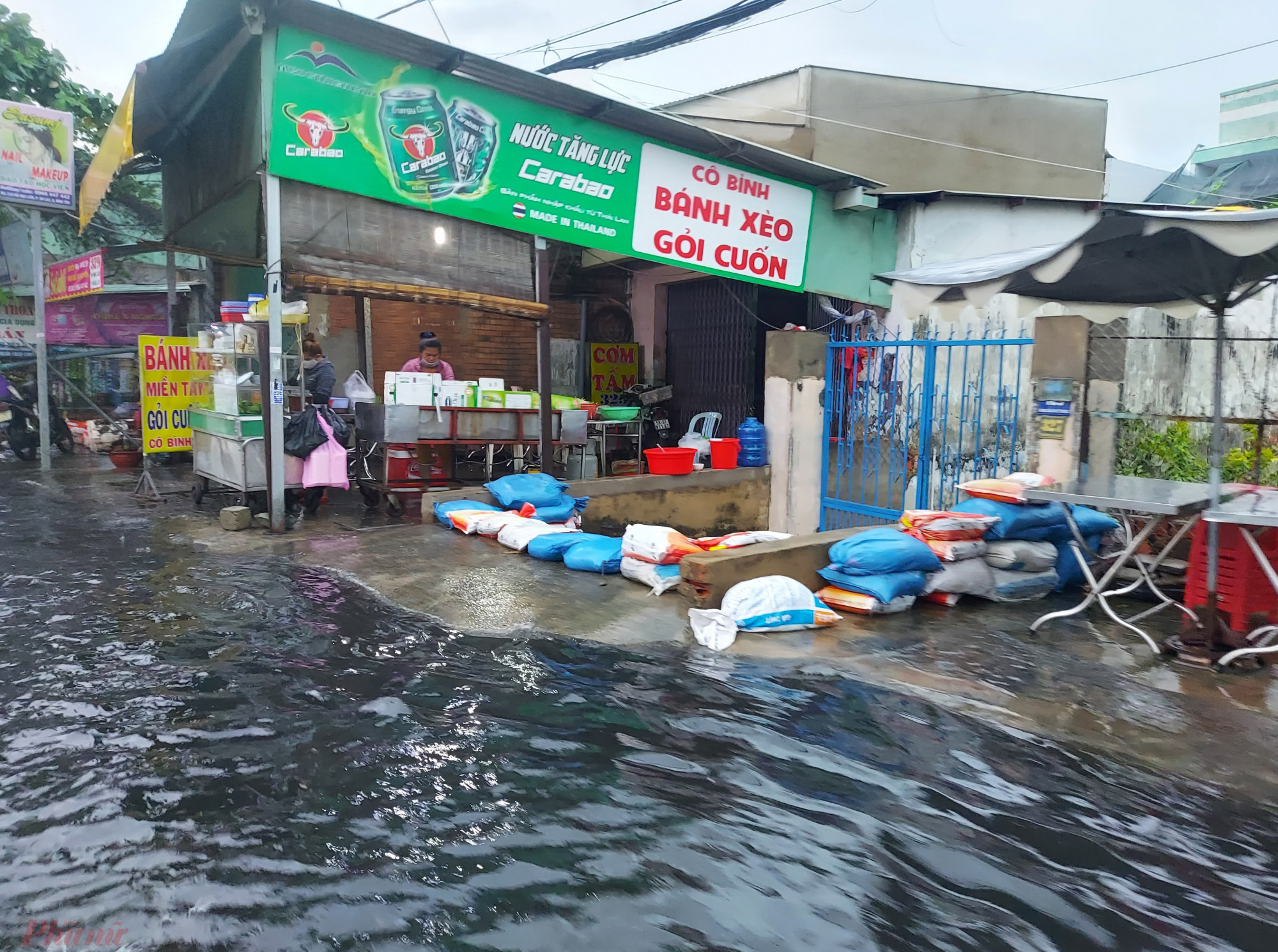 Lo nước ngập tràn vào nhà, nhiều hộ dân trên đường Hồ Học Lãm be bờ, đắp đê trước nhà.