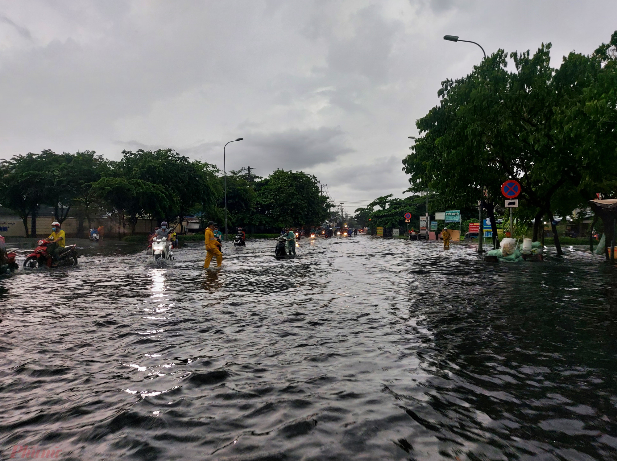 Đường Hồ Học Lãm (quận Bình Tân) như một dòng sông trong trận mưa chiều ngày 2/6.