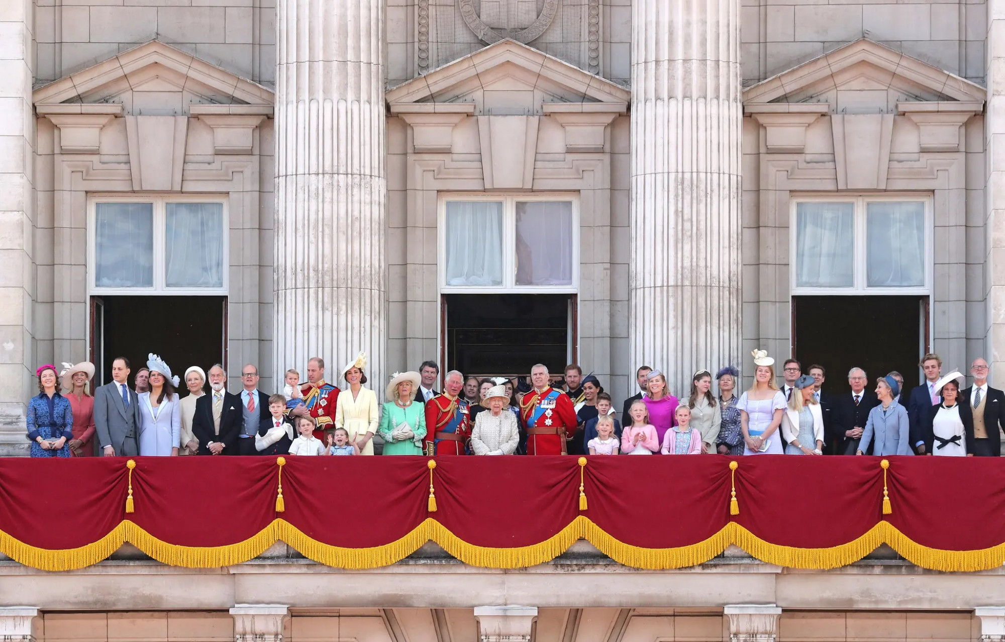 Lần cuối cùng cả gia đình tụ tập để vẫy chào đám đông bên ngoài Cung điện Buckingham là vào năm 2019, trước đại dịch COVID-19, khi nhóm 17 người bao gồm Hoàng tử Harry, Công nương Meghan Markle và Hoàng tử Andrew.