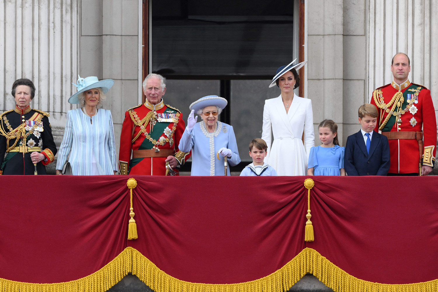 Hôm 2/6, gia đình hoàng gia có mặt cùng Nữ hoàng tại ban công cung điện để mừng Lễ kỷ niệm 70 năm trị vị của bà