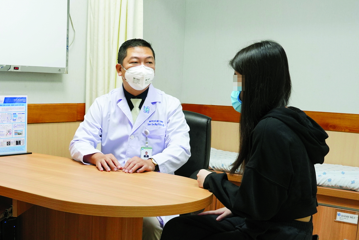 Bác sĩ Vũ Hữu Thịnh đang tư vấn trước một ca phẫu thuật thẩm mỹ bằng dao siêu âm - ẢNH: T.A.