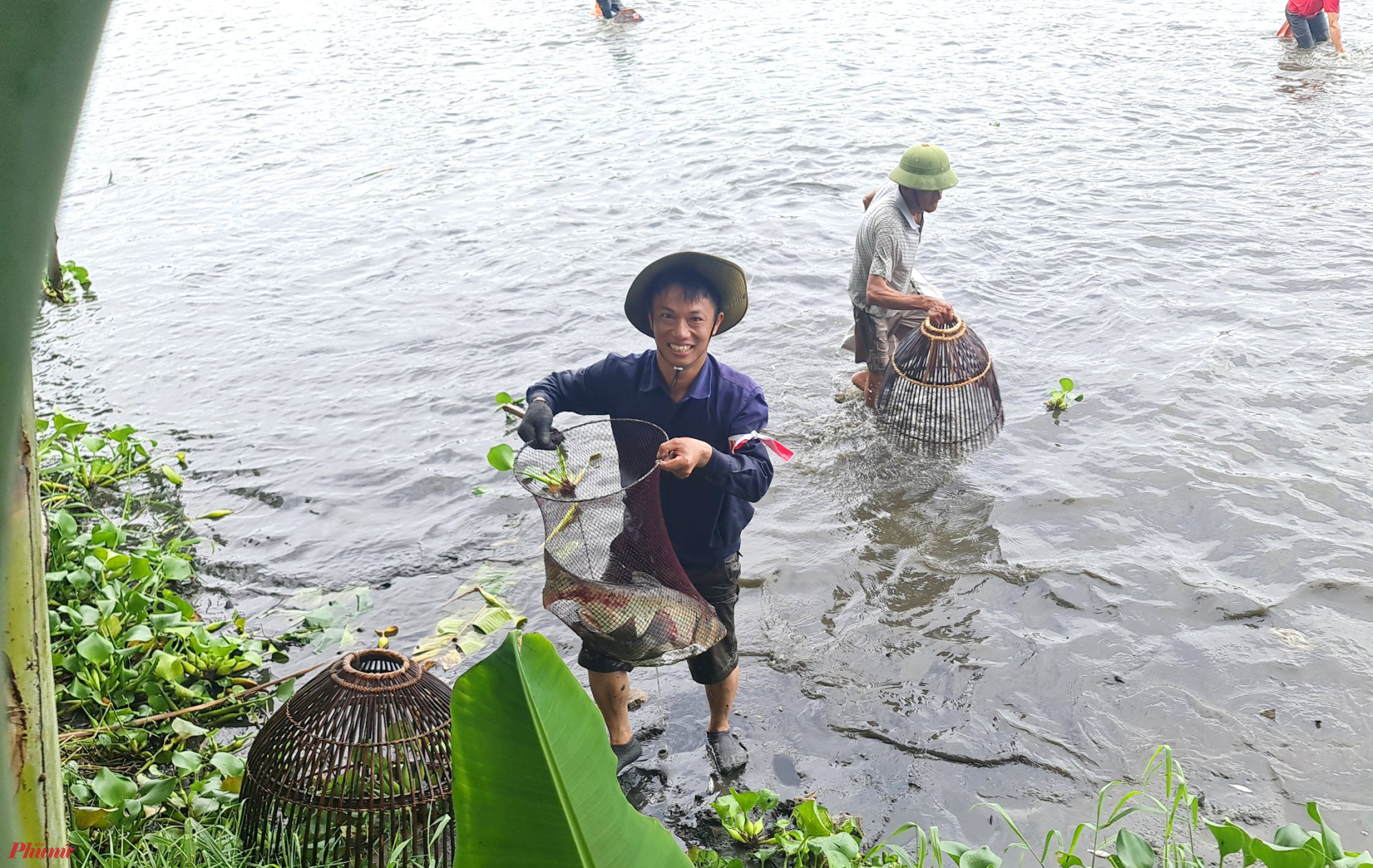 “Phần lớn ai xuống hồ cũng có cá mang về bởi cá khá nhiều. Cá ở đây chủ yếu là cá lóc, cá trắm, cá chép, cá rô phi, cá mè...”, anh Đức nói và cho hay sau 2 giờ, nhiều người đã bắt được trên 20kg cá.