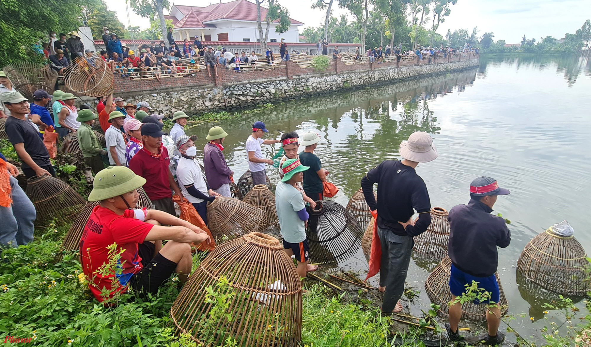 Người tham gia không giới hạn, bởi thế không những người dân địa phương mà rất nhiều người dân trong vùng cũng mang theo dụng cụ đánh cá đến để “mua vui”.