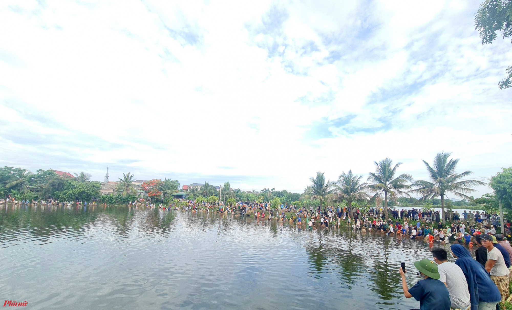 Từ sáng sớm 2/6, rất đông người dân xã Nghi Thái (huyện Nghi Lộc, Nghệ An) đã tập trung tại hồ Mực (xã Nghi Thái) để tham gia “Lễ hội nơm cá”. 