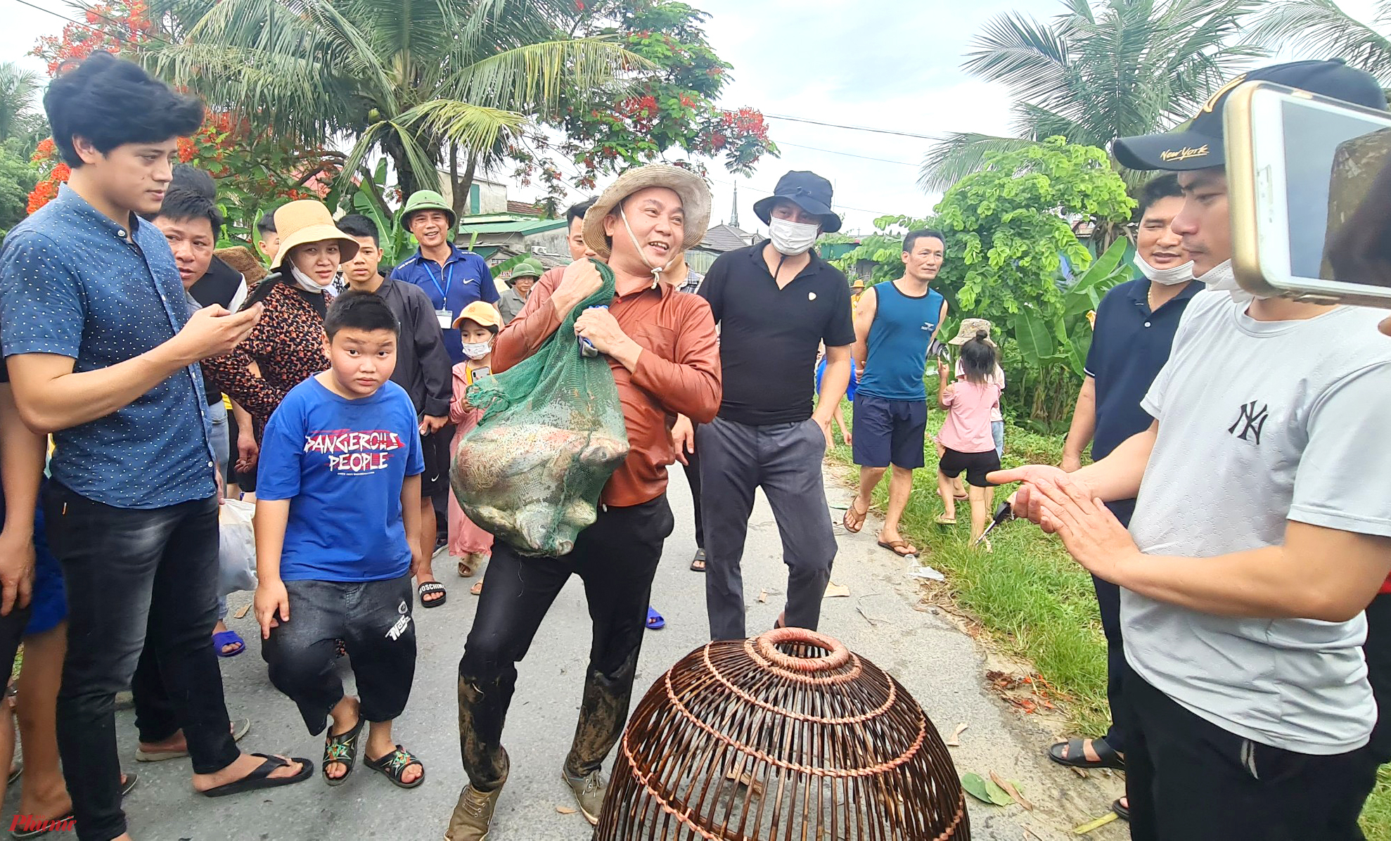 “Nắng nóng được tham gia những giây phút như thế này cũng khá vui, lại có thành quả mang về. Hôm nay tôi cũng khá may, không bán thì cả nhà chắc cũng phải ăn nửa tháng mới hết”, anh Trần Đức Bình (trú thành phố Vinh) hào hứng khoe thành quả của mình.