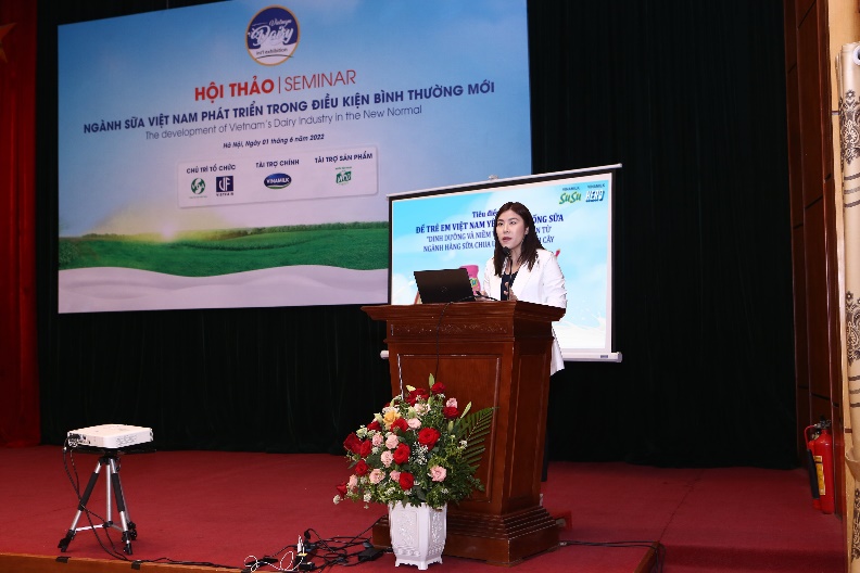 Đại diện Vinamilk – bà Lê Thị Thanh Nga, đại diện Vinamilk trình bày chủ đề “Để trẻ em Việt Nam yêu thích uống sữa” tại hội thảo ngành Sữa ngày 1 tháng 6 - Ảnh: VNM