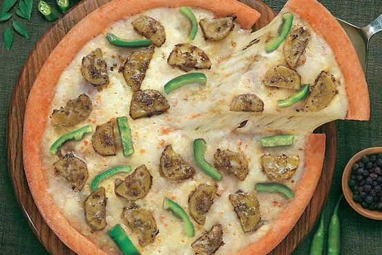 9. Ấn Độ - Nam Zesty Veggie Pizza: Nó cay và nó giống như chuối. Rõ ràng là một nỗ lực để phá vỡ nền tảng mới trên tiểu lục địa, Domino's đã thêm chuối xanh, ớt và ớt tẩm gia vị vào hỗn hợp. Tưới mắt.
