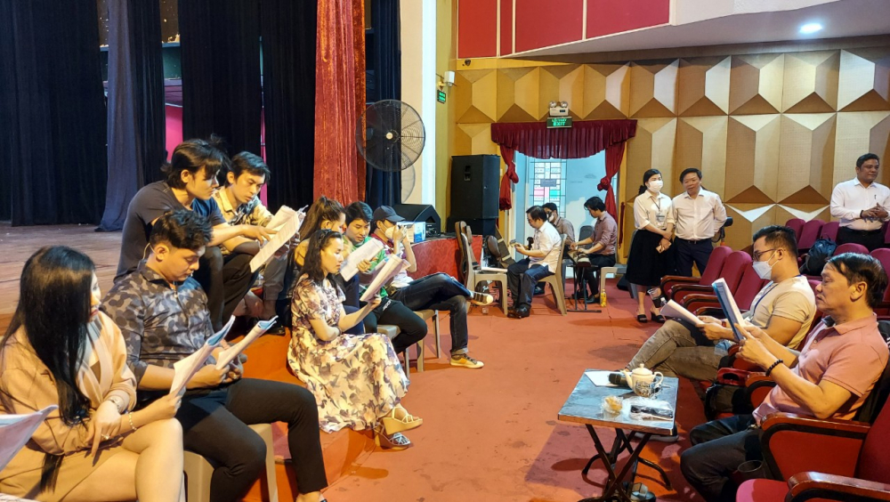 Các nghệ sĩ trẻ của Nhà hát Cải lương Trần Hữu Trang đang tập vở mới.