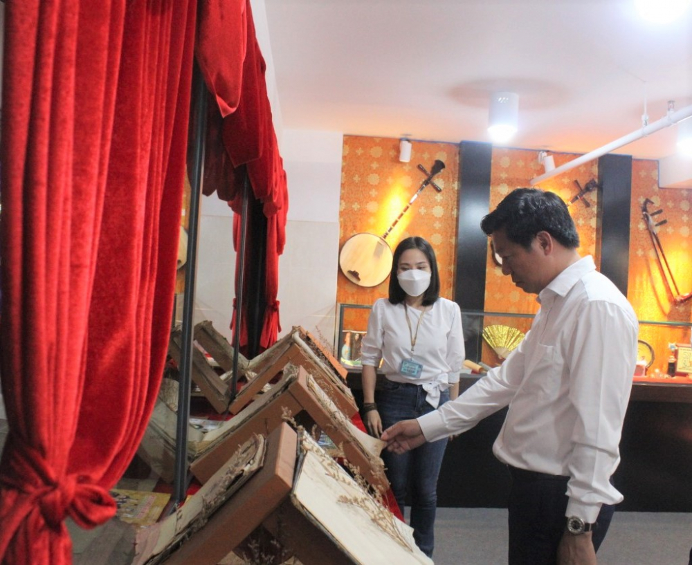 Phó trưởng Ban Tuyên giáo Trung ương Trần Thanh Lâm tham quan Phòng truyền thống Nhà hát Cải lương Trần Hữu Trang.