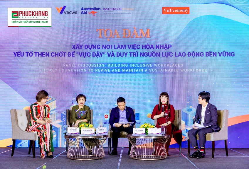 CEO Lưu Thị Thanh Mẫu (áo dài đỏ, từ phải sang) cùng lãnh đạo các doanh nghiệp tại Business Leaders Forum 2022 - Ảnh: PK