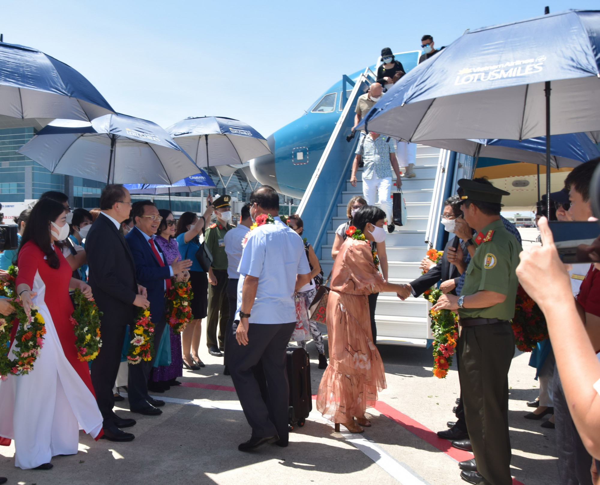 Du khách được tặng hoa và quà khi đặt chân xuống Sân bay quốc tế Cam Ranh